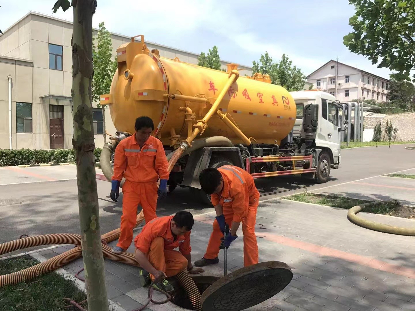 伍家岗管道疏通车停在窨井附近