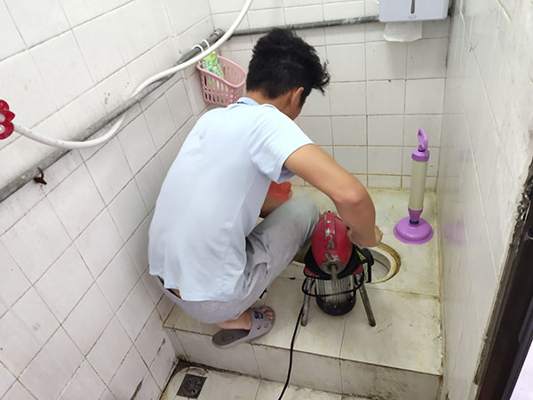 伍家岗管道堵塞冒臭气 专业师傅现场解决问题